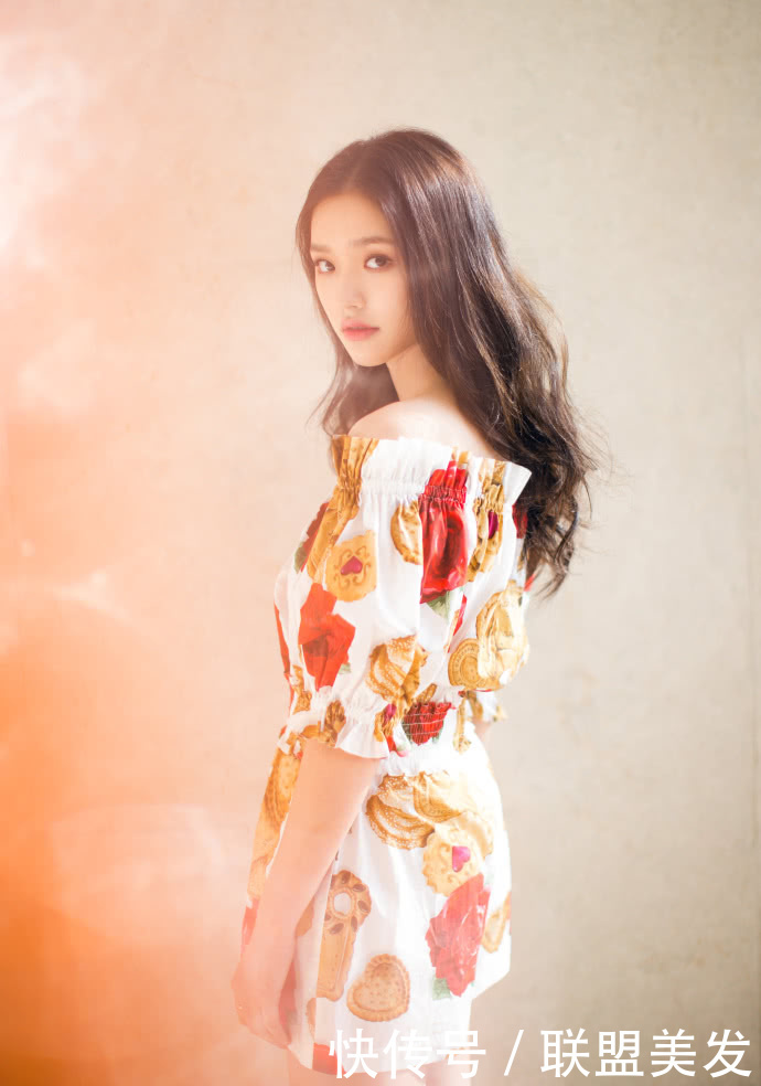 林允裙子穿的太短了，难怪要一直用手挡着，网友：看着都尴尬！