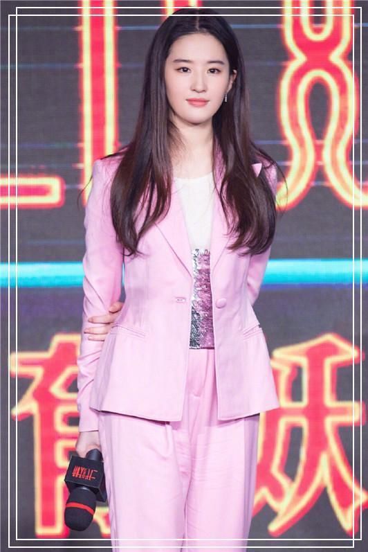 看了刘亦菲的粉西装，再看陈乔恩，网友：这就是少女和御姐的差距