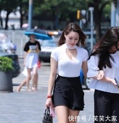 「气质」白色搭配黑色短裙,高端又不失优雅,突出大都市女性时尚气质美