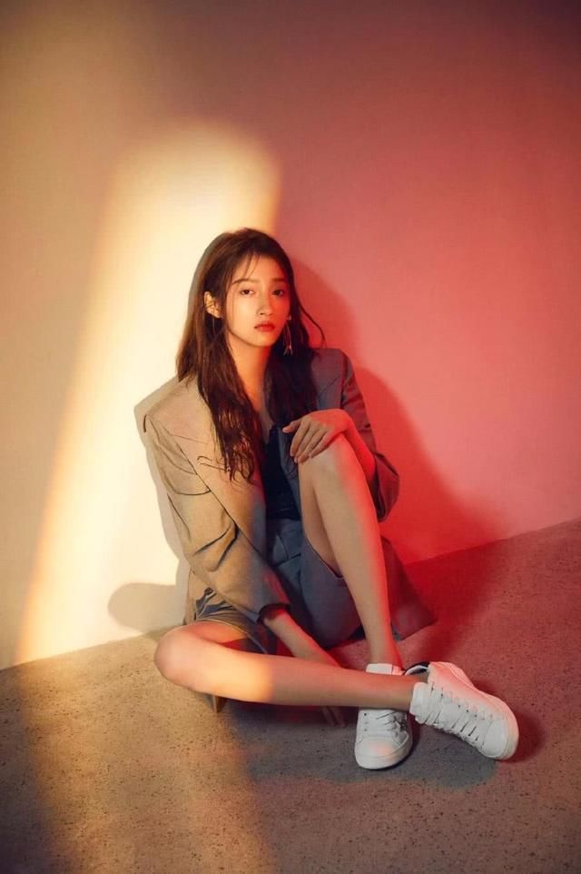 关晓彤露出黑色内搭玩性感，看完下半身五分裤，网友都要疯狂了