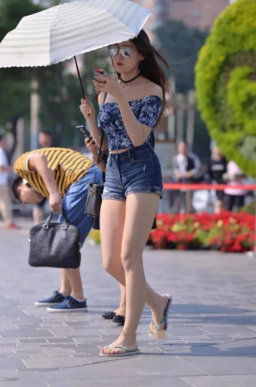 会穿搭的小姐姐，总能够凸显个人魅力，短裤穿搭尽显修长大腿
