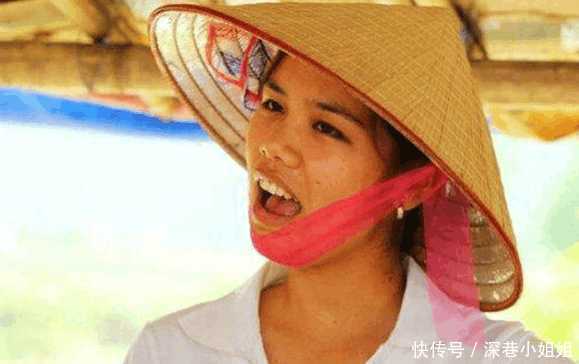 越南与中国边境的小贩,长相清丽,但有样东西中