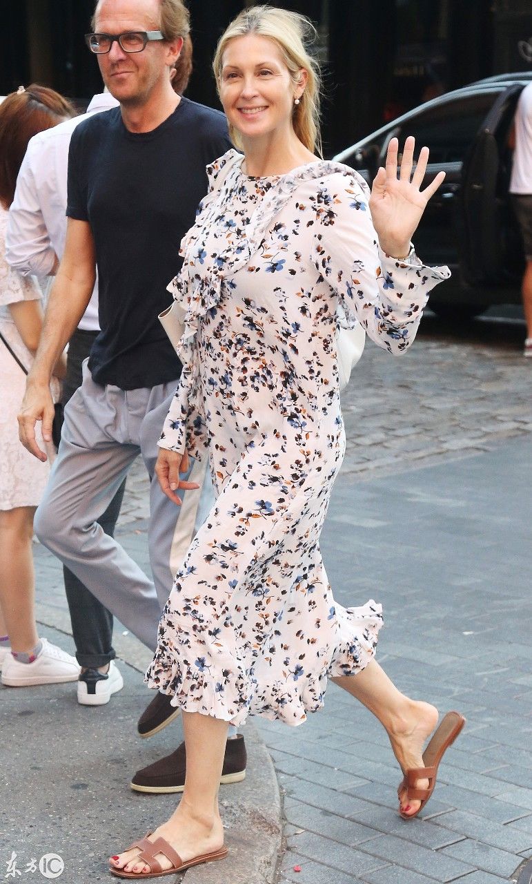 时尚扫街美国影星凯莉卢瑟福，碎花长裙漫步纽约街头笑容迷人