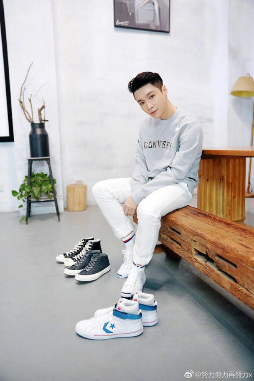 27岁张艺兴走出国门纪念经典，西装领结俊俏十足，网友：闷声干大