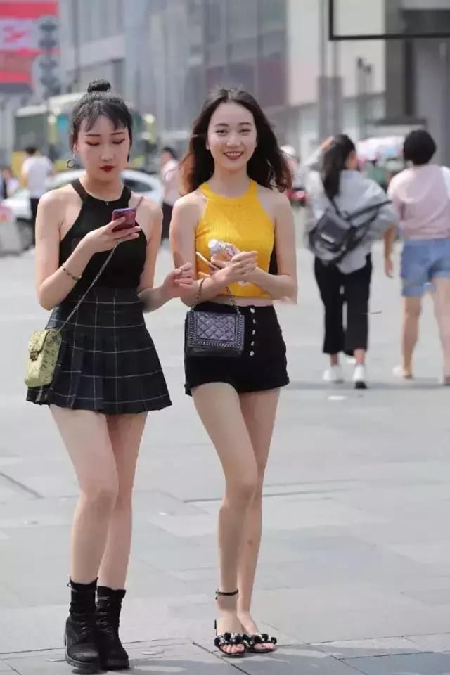 “体温天气”又何惧？搭配无袖抹胸背心的闺蜜俩