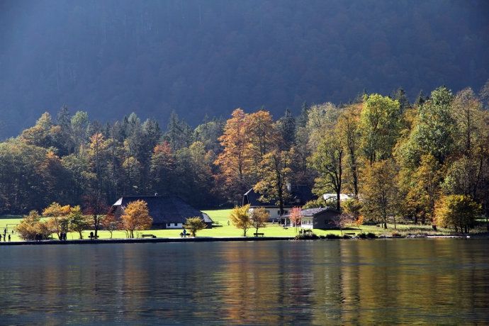 阿尔卑斯山中藏有一湖，如果说这里晴天像天堂，那阴天就像仙境