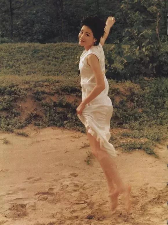 在穿衣服这件事上，王菲永远也不会过气