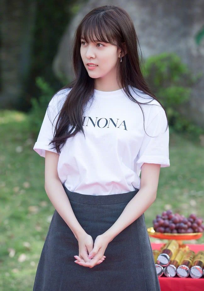 宋妍霏一身紫色太诱人，这腰实在太细了，原来她长得那么美？