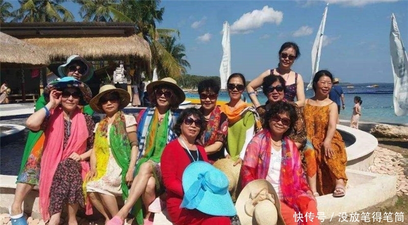 中国大妈又出名了，在泰国旅游捡包未还，网友：别出去丢脸了