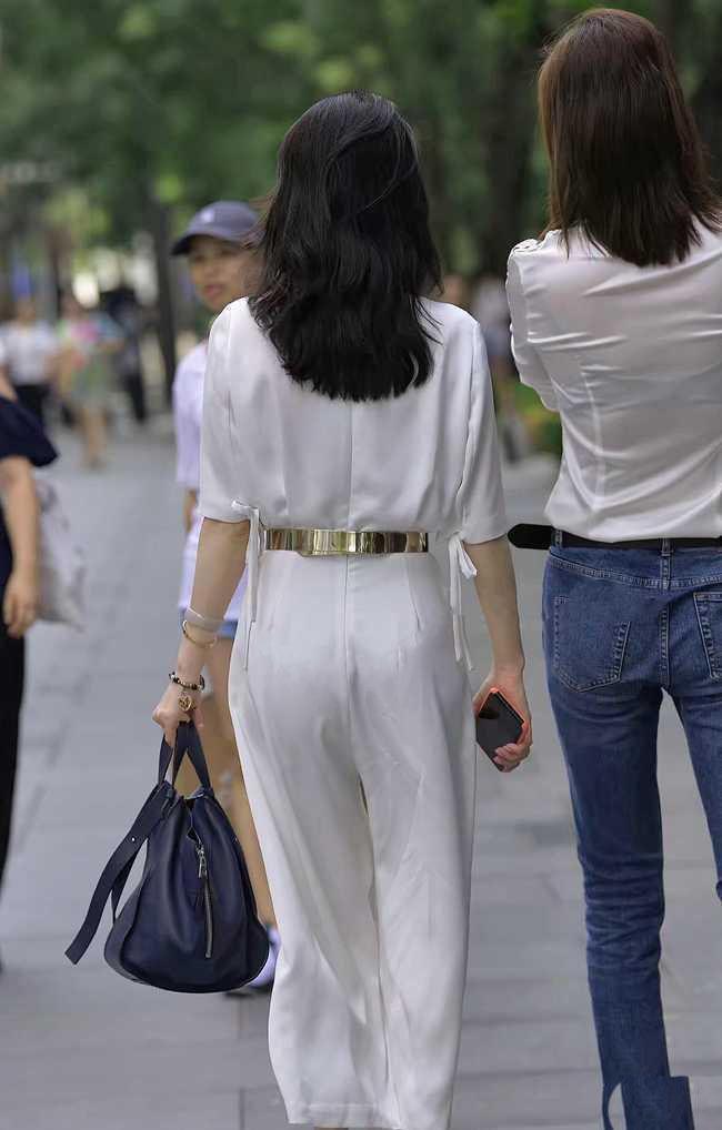  种白色@街拍：还嫌弃白色裤子不耐看？都穿十几年了，如焕然一新吧？