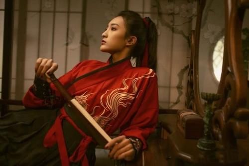  『好友』零食月花八万，与王思聪是好友，唐艺昕表妹程曼鑫被爆是真白富美