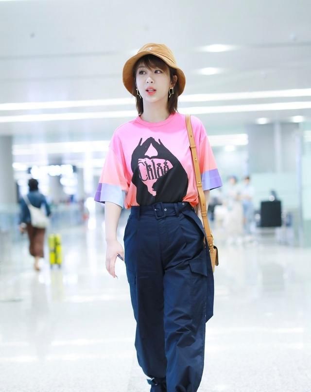 #格子#杨紫穿搭太优秀,穿粉色T恤配粉格子发带,可甜可盐,清纯又减龄