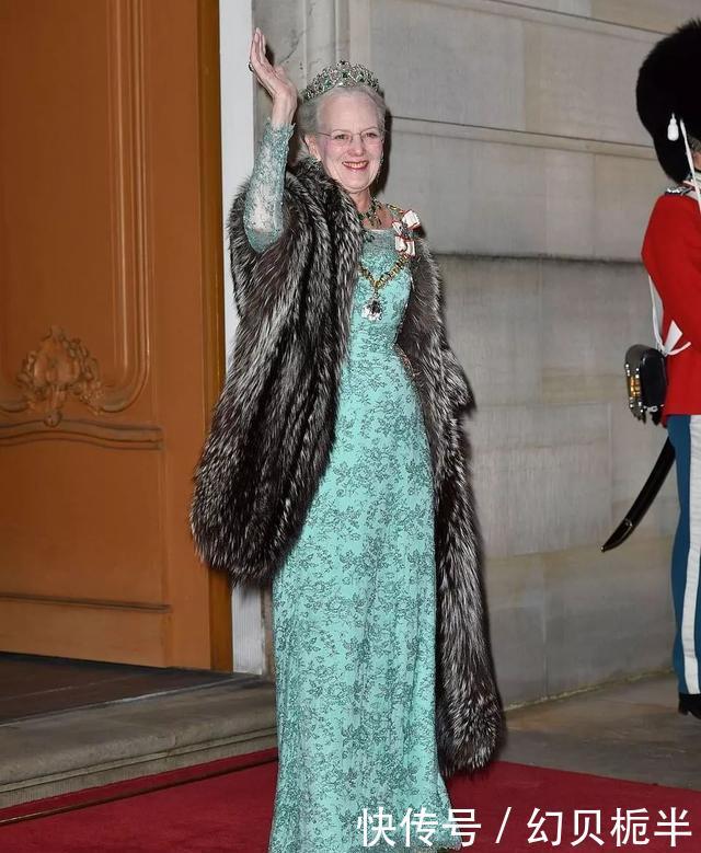 「英国女王」93岁英国女王和80岁丹麦女王,皇室穿搭的时尚对决,谁才是翘楚?