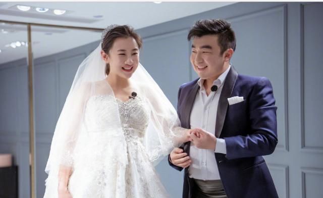  [婚纱照]何雯娜挺着孕肚与丈夫的婚纱照释出，梁超一脸宠溺，十分有爱