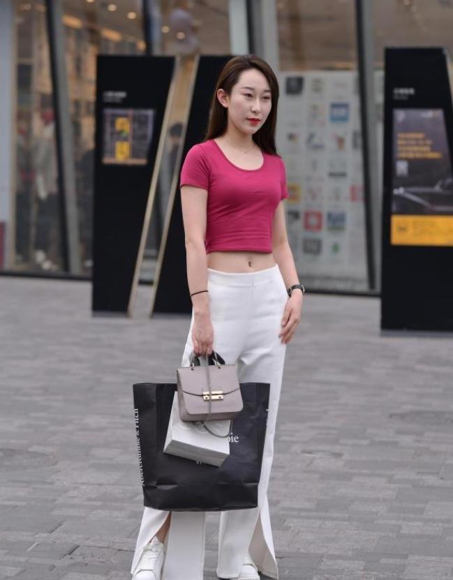 美女■美女街拍身材完美的小姐姐,时尚穿搭,散发出个性魅力