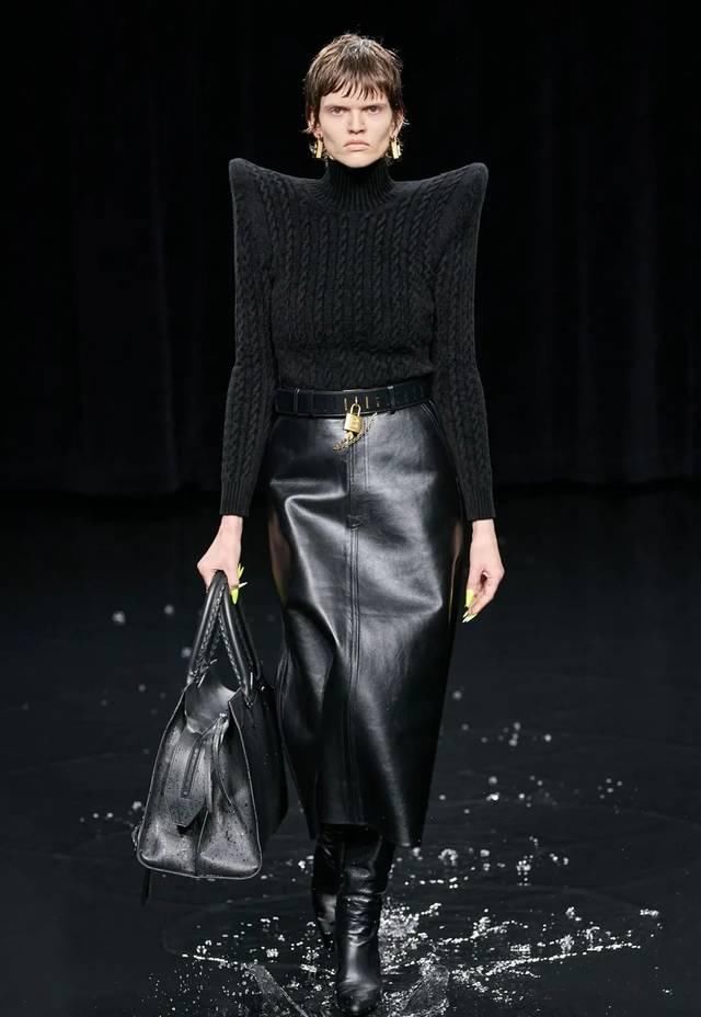  「水上」“黑色”包裹的灵魂?：巴黎世家Balenciaga的水上发布会