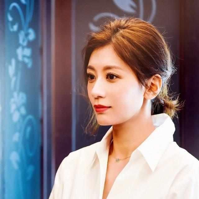 半丸子头已out了，今年流行这款发型，明星款清爽好看又有女人味