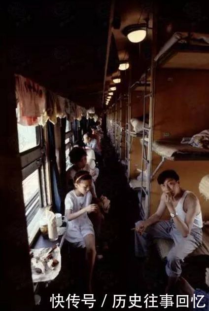 80年代的绿皮火车和赶火车人：原来那时候乘火车是这个样子