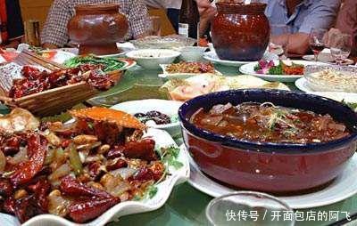 到国内旅游,美国游客表示:最怕和中国大妈吃饭