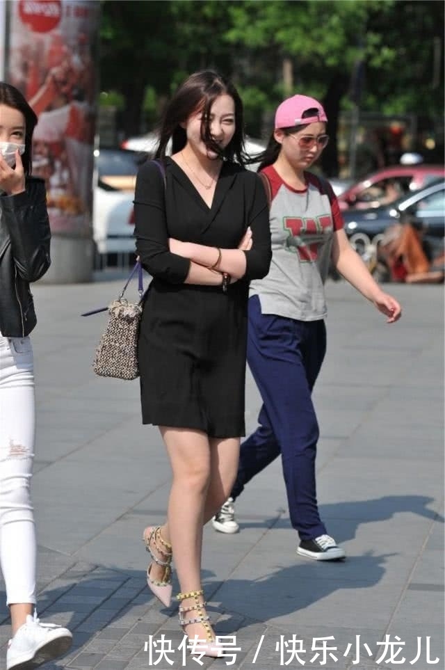  『清爽』街拍：小姐姐妩媚动人淑女风十足，穿白色背心简单清爽