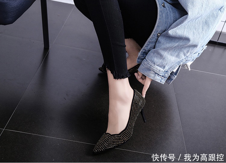 小珠子围绕个性鞋口的高跟鞋，更性感更微妙
