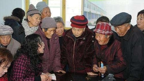 一次性缴纳10万，农民每月领取1200元养老金，你会愿意交钱吗？