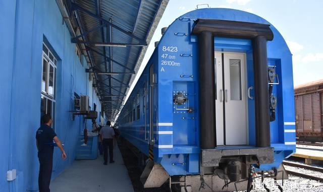 中国火车在古巴正式通车，居民奔走相告，铁路工作者票已卖完