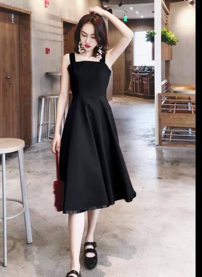 小姐姐黑色连体裙凸显魔鬼身材，窈窕修长的流水线身姿了解一下