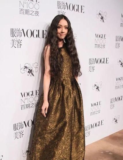 裙在颜色上■阔太郭碧婷气质真不是吹的,金色连衣裙配泡面头,难掩豪门气质
