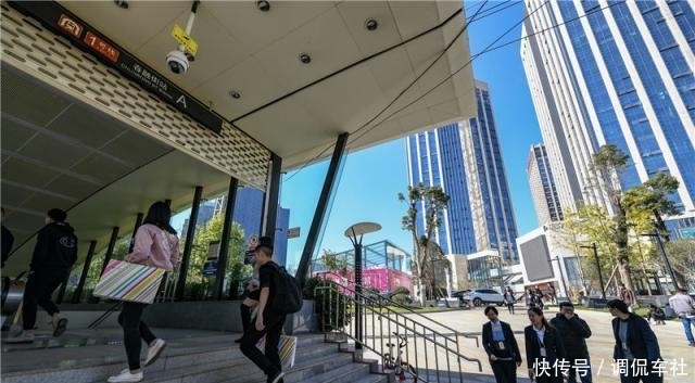 去云南旅游，出了“火车地铁站”却找不到火车站，游客：套路太深