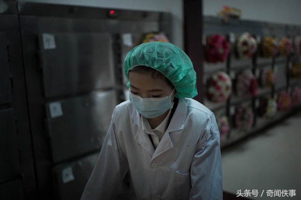 90后美女入殓师的辛酸，白天摸死人晚上摸活人