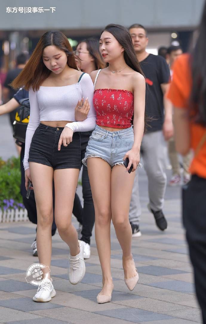 街拍重庆：初秋换季，懂时尚穿搭的，一样可以轻松的美下去！