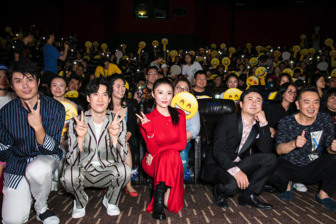 徐冬冬一身红色针织紧身裙亮相《西虹市首富》首映，性感又干练