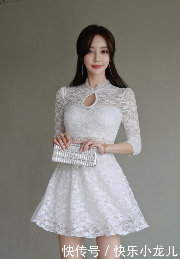 『舒适』街拍:活力满满的紧身裙美女,表现活力可爱的一面