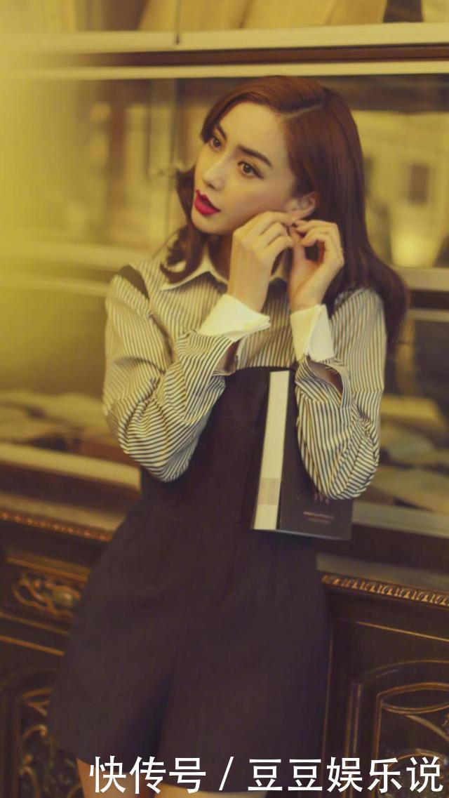 baby出席活动黑色小吊带搭配半裙，上半身这吊带的长度堪忧阿！