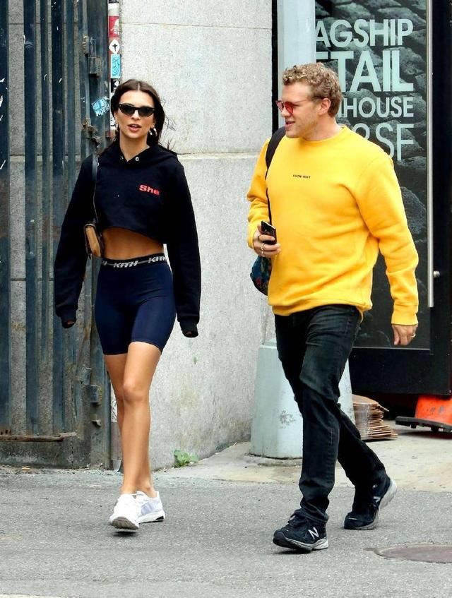 女星艾米丽真敢穿，背心配打底“安全裤”竟这么好看，腹肌太吸睛