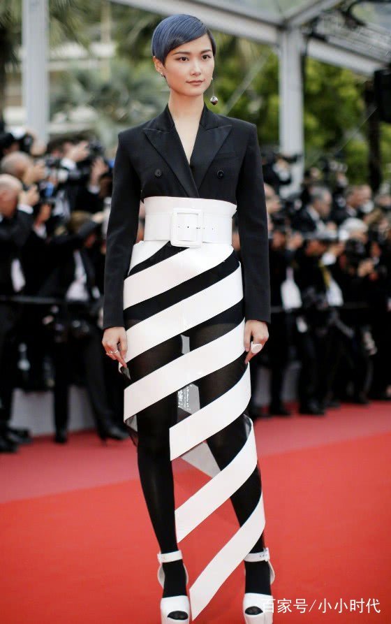 李宇春鱼嘴高跟配黑丝变身村口大妈,螺旋裙摆仿佛谁家卷筒纸掉了