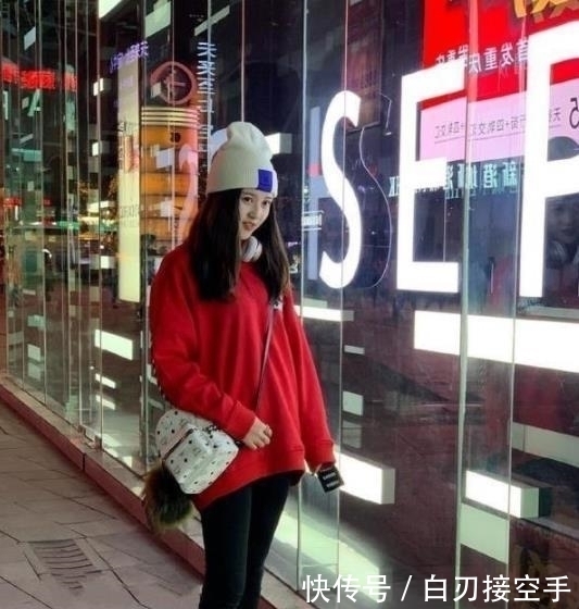 「身穿」街拍:长相甜美的小姐姐,身穿宽松的毛衣配短裙,尽显优雅女神的风采