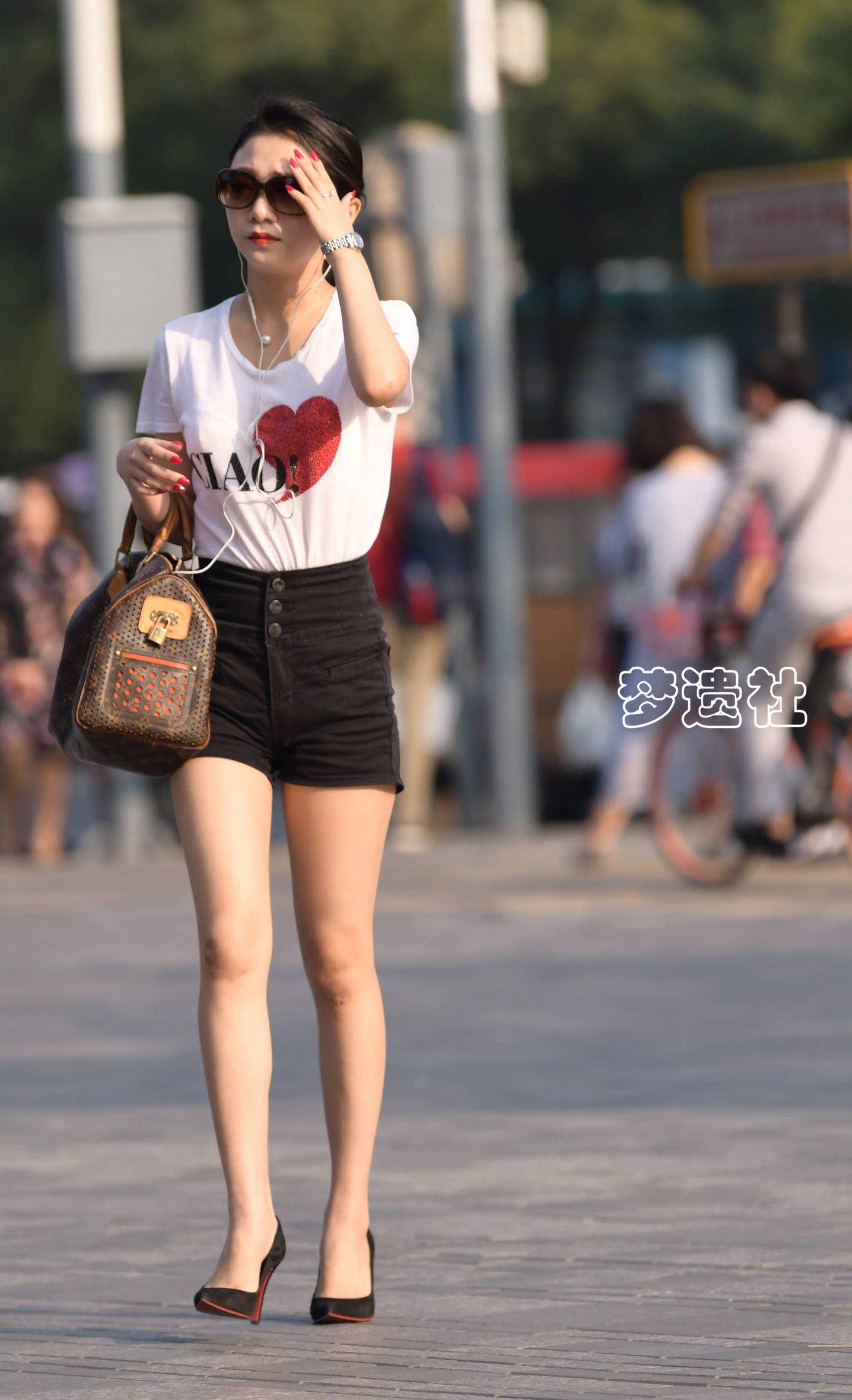 美女街拍:有点高冷,有点傲气,也有点性感