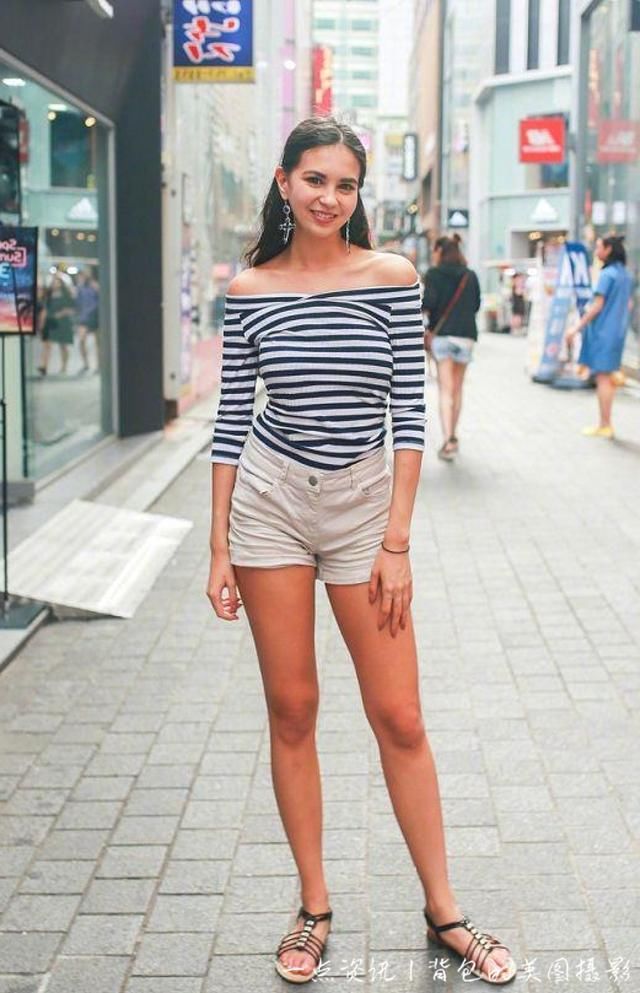 路人街拍,小姐姐打着伞漫步在雨中,满满的女人味