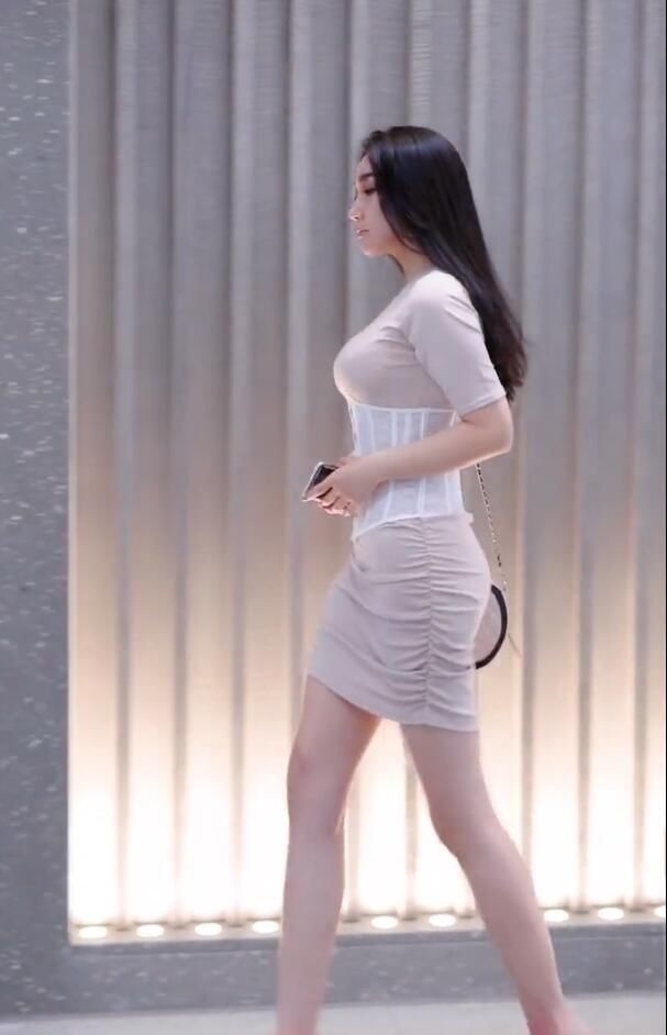 「出行」绑着束腰出行的美女,凸显出来的曲线没有真实曲线好看
