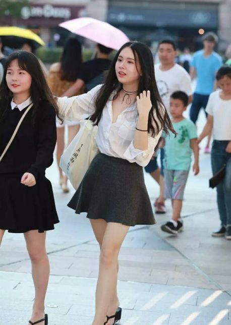 路人街拍：穿白衬衫的小姐姐好美丽，撩发的动作更是迷人