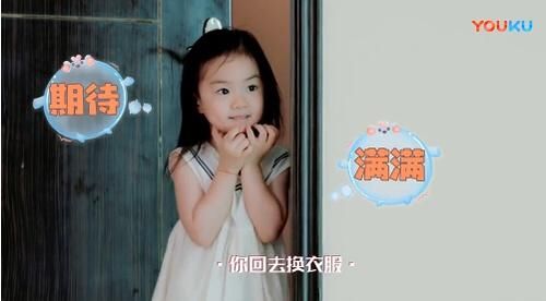 戚薇巴黎时装周看秀，三白眼比ab明显，没戴大美瞳有点认不出来！