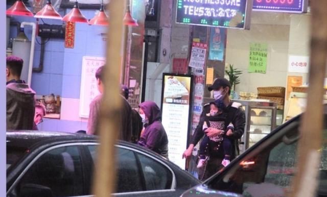  #郑嘉颖#郑嘉颖抱娃带妻去逛街，儿子Rafael萌态十足，发现被跟拍面露不悦