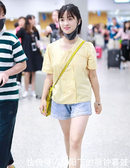 沈月可算是穿对了！T恤＋牛仔裤亮相，瞬间一双大长腿惹人瞩目