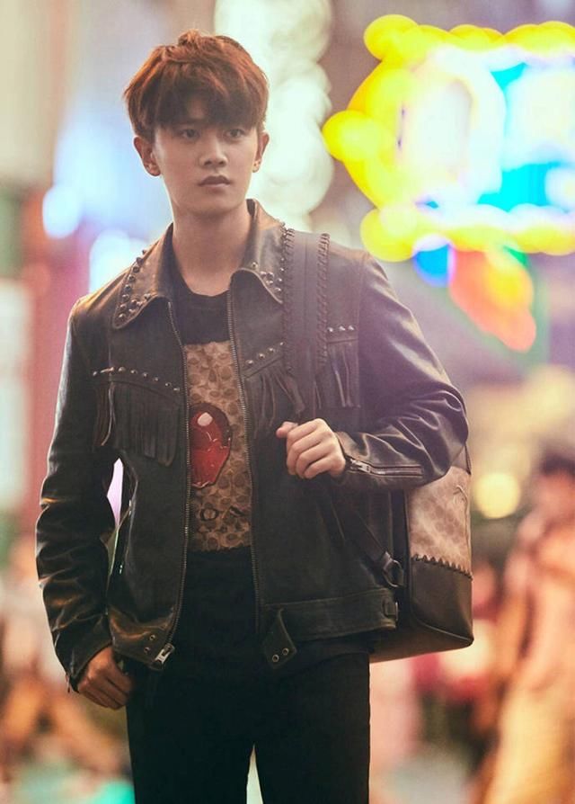 墨绿色皮衣真酷,帅气的任嘉伦一袭皮衣,只想要让人表白