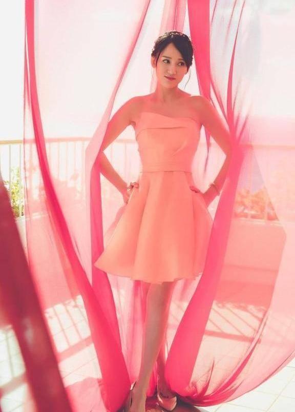 39岁陈乔恩和23岁徐璐同穿粉色抹胸裙,年轻居然败给了冻龄