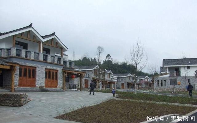 明年开始农村要统一规划建房，现有房屋统一拆迁，是真的吗