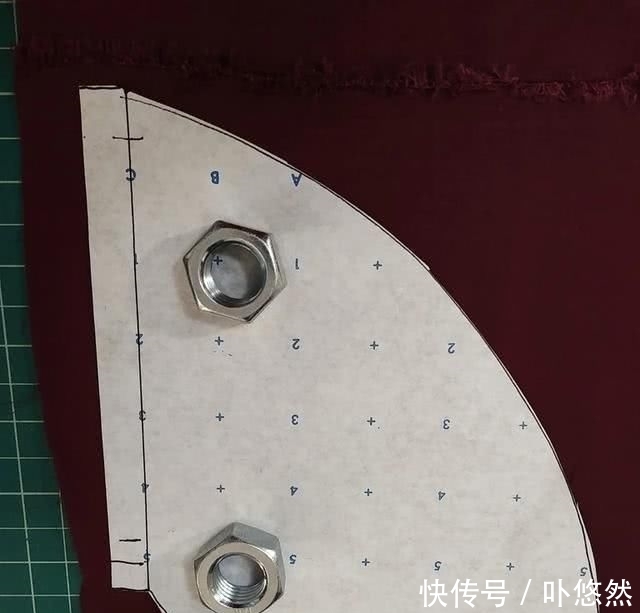  『添加』礼服这样设计才独具一格，原来是从胸前添加褶皱，更加立体有质感