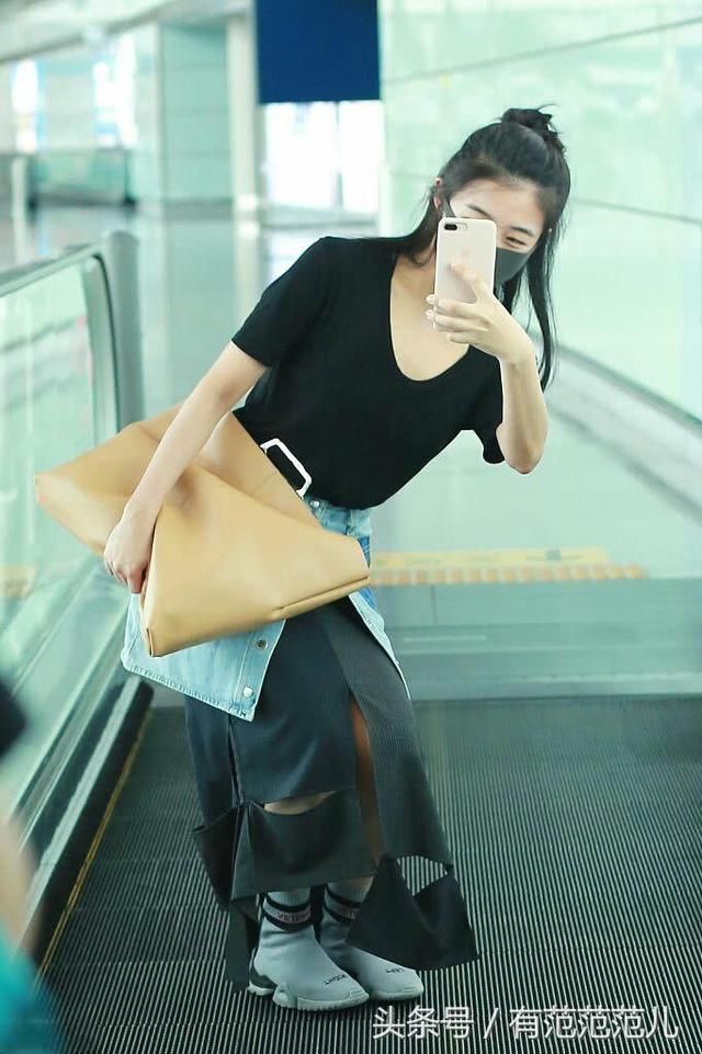 张含韵竟一下穿两条裙子，还把袜子当鞋穿，网友：普通人hold不住